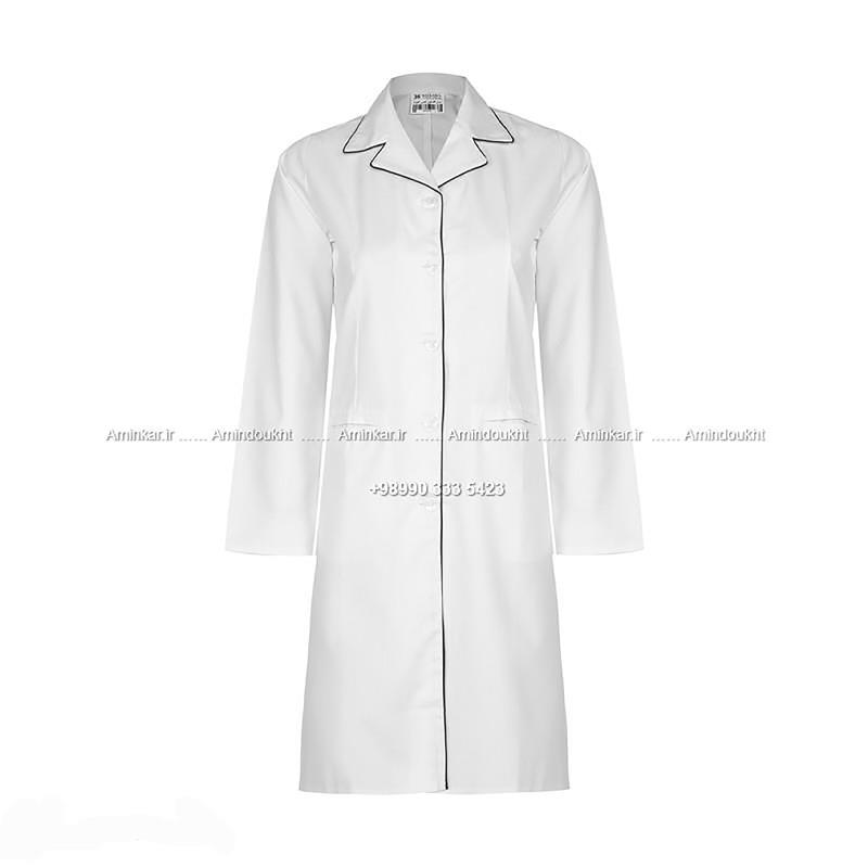 معرفی مانتو پزشکی زنانه مدل افسون با پارچه کجراه کد 32700؛ انتخابی حرفه‌ای و کارآمد برای کادر درمان